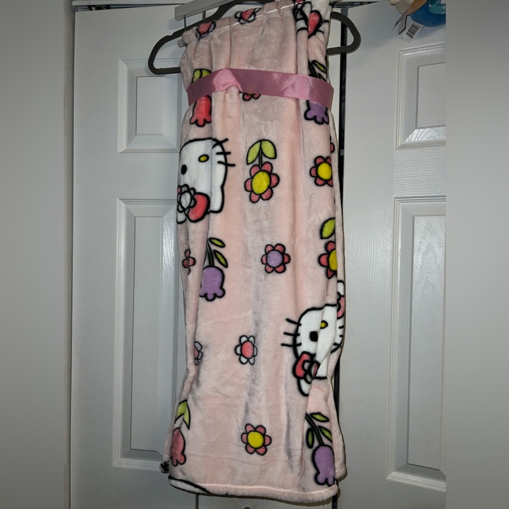 Hello Kitty Easter / Spring Flower Throw Blanket 50 x 70” - Picture 3 of 3